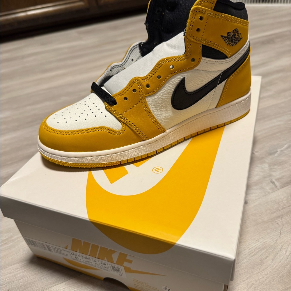 Nike Men's Yellow and Black High-Top Sneakers